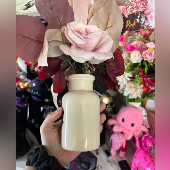 🪐 Floral Arrangement in Cream Vase - Picture 3 of 10